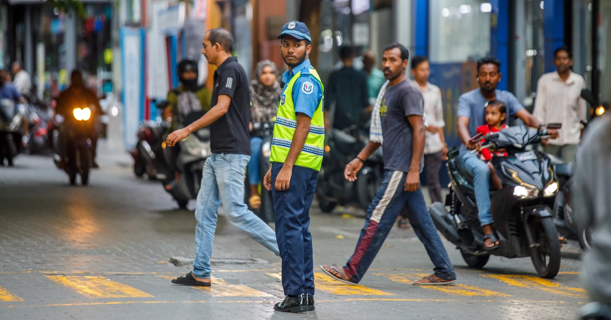 ދިވެހި ފުލުހަކު ޑިއުޓީގައި - ފައިލް ފޮޓޯ: ދުވަސް