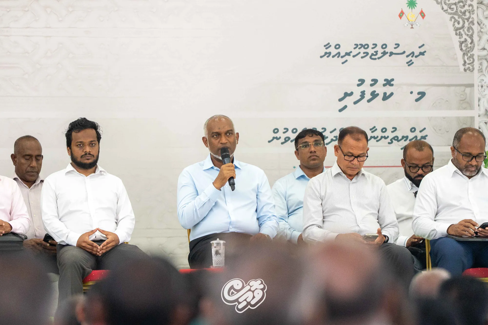 އެރަށުގެ ރައްޔިތުންނާއި އެކު ބޭއްވެވި ބައްދަލުވުމުގައި ރައީސް  ވާހަކަފުޅު ދައްކަވަނީ -- ވޮއިސް ފޮޓޯ: އިބްރާހިމް ނިއުމަތުﷲ