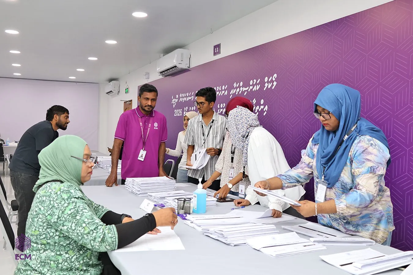 ވޯޓު ދިނުމުގެ ޙައްޤު ލިބިގެންވާ މީހުންގެ ފައިނަލް ރަޖިސްޓަރީގައި ކެންޑިޑޭޓުންގެ ފަރާތުން ސޮއިކުރުން: ފޮޓޯ/ އީސީ