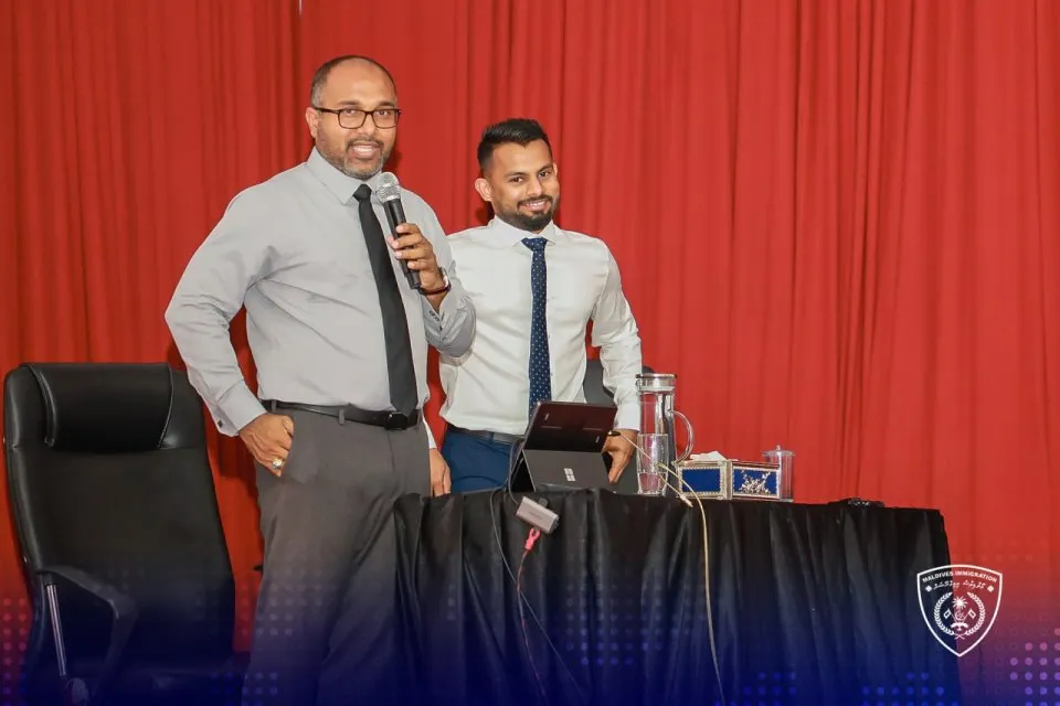 އިމިގްރޭޝަން ގެ ކުރީގެ ކޮންޓްރޯލާ ޝައްމާން އަދި ހޯމް މިނިސްޓަރު އަލީ އިހުސާން. ފޮޓޯ: އިމިގްރޭޝަން