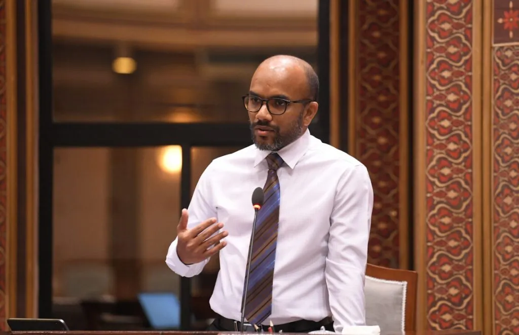 މިނިސްޓަރު އަމީރު އިންނެވީ މުޅި މަޖިލީހުގެ އިމްތިޔާޒަށް އަރާވަޑައިގެން: ޑިމޮކްރެޓްސް