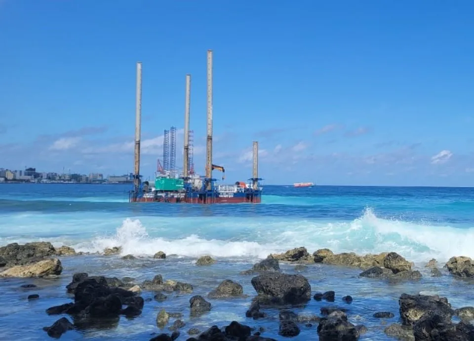The bridge platform that ran aground on Villimale’ reef