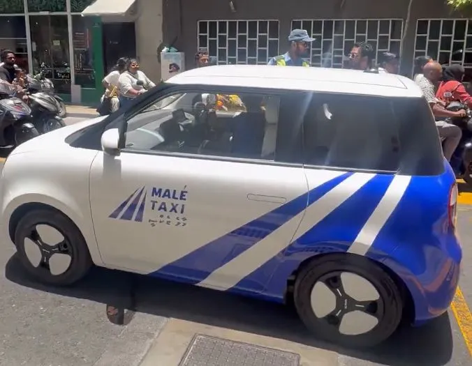 ސަރުކާރު ޓެކްސީ އަމީނީމަގު މެދަށް ހުއްޓާފައި އޮތީ ޗާޖު ހުސްވެގެނެއް ނޫން