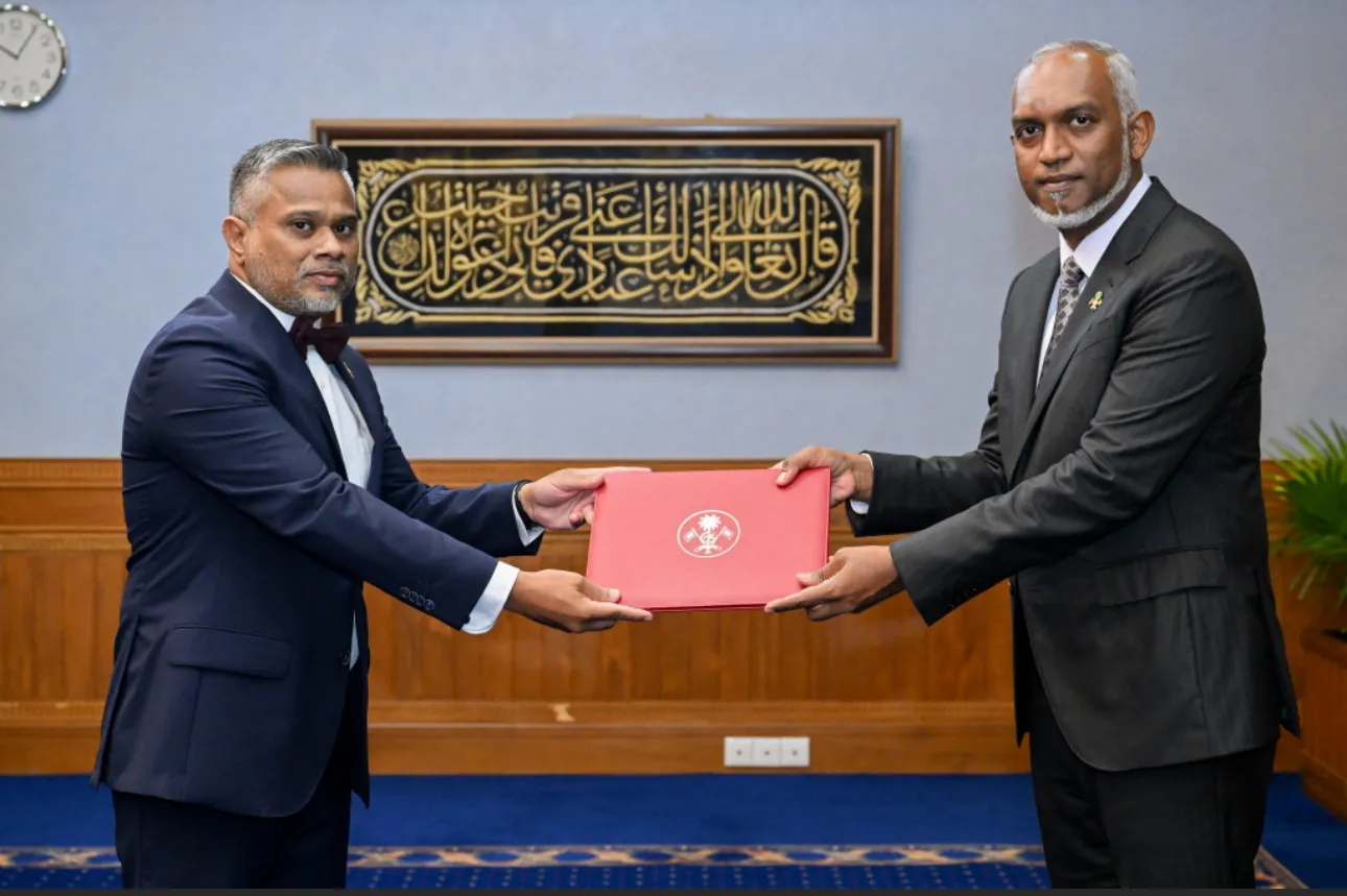 ރައީސް ޑރ މުޙައްމަދު މުޢިއްޒު އާއި ޕީޖީ އައްބާސް: ފޮޓޯ/ ރައީސް އޮފީސް