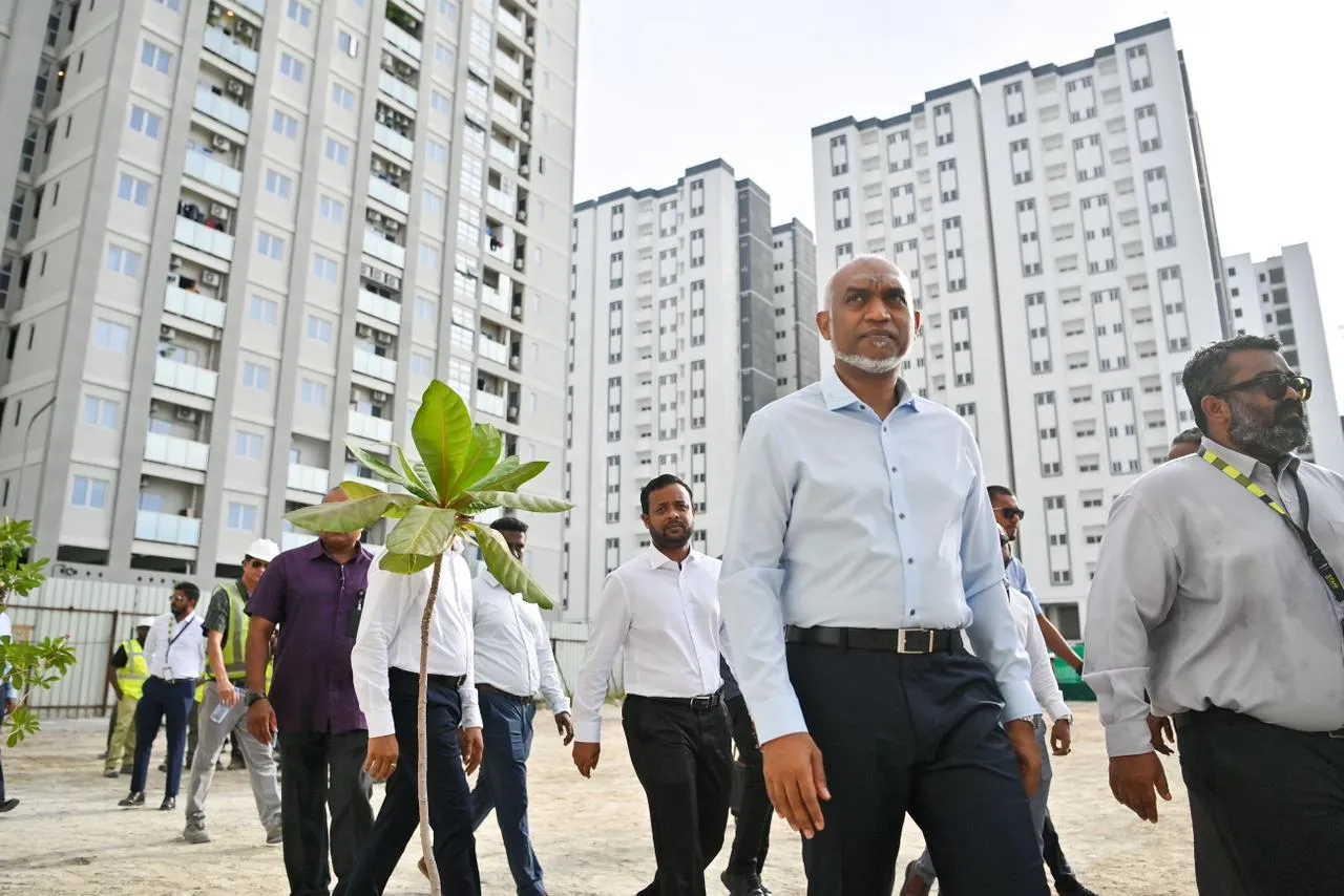 ގެދޮރުވެރިޔާ ފްލެޓްތަކުގެ މަސައްކަތް ރައީސް ބައްލަވާލެއްވުން -- ފޮޓޯ: ރައީސް އޮފީސް