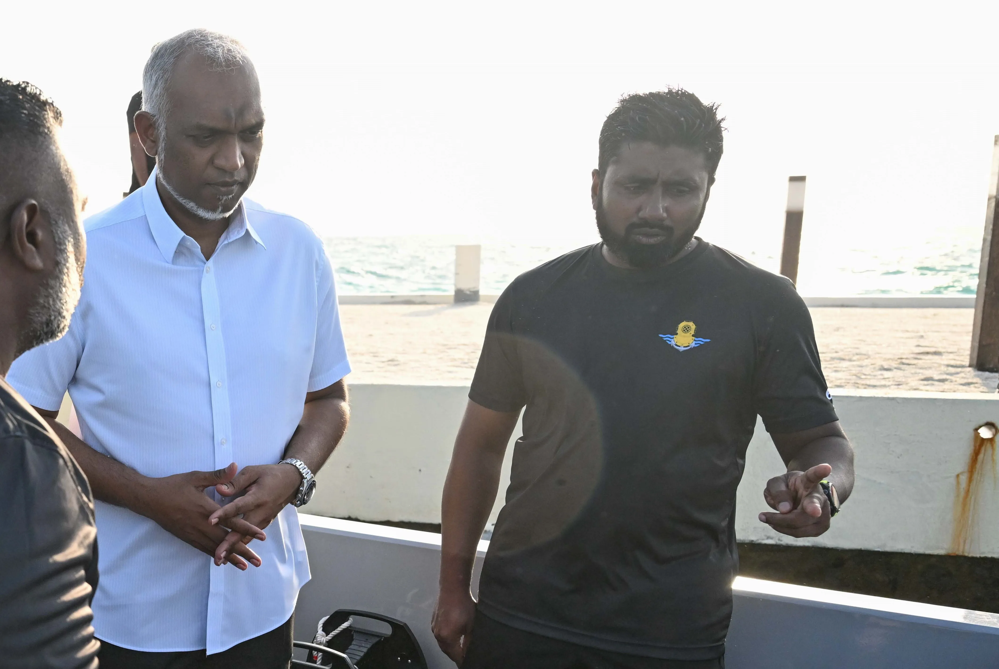 ސިފައިންގެ ޑައިވަރަކު ނިޔާވި އިރު، ގެއްލުނު މީހުންގެ ހަށިތައް ހޯދަން ސިފައިން ޑައިވްކުރަމުން ދިޔައީއެކަމަށް އެކަށޭނަ ވަޞީލަތްތައްނެތި