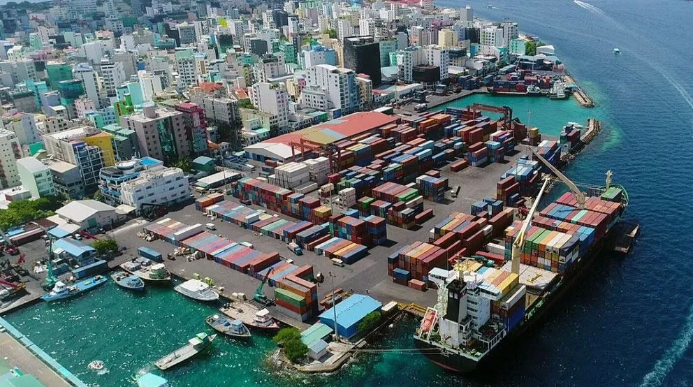 ސިނގިރޭޓް ކޮންޓެއިނާތަކެއް ވަގަށް ނެގުން: އެމްޕީއެލްގެ ހަ މުވައްޒަފަކު ސަސްޕެންޑް