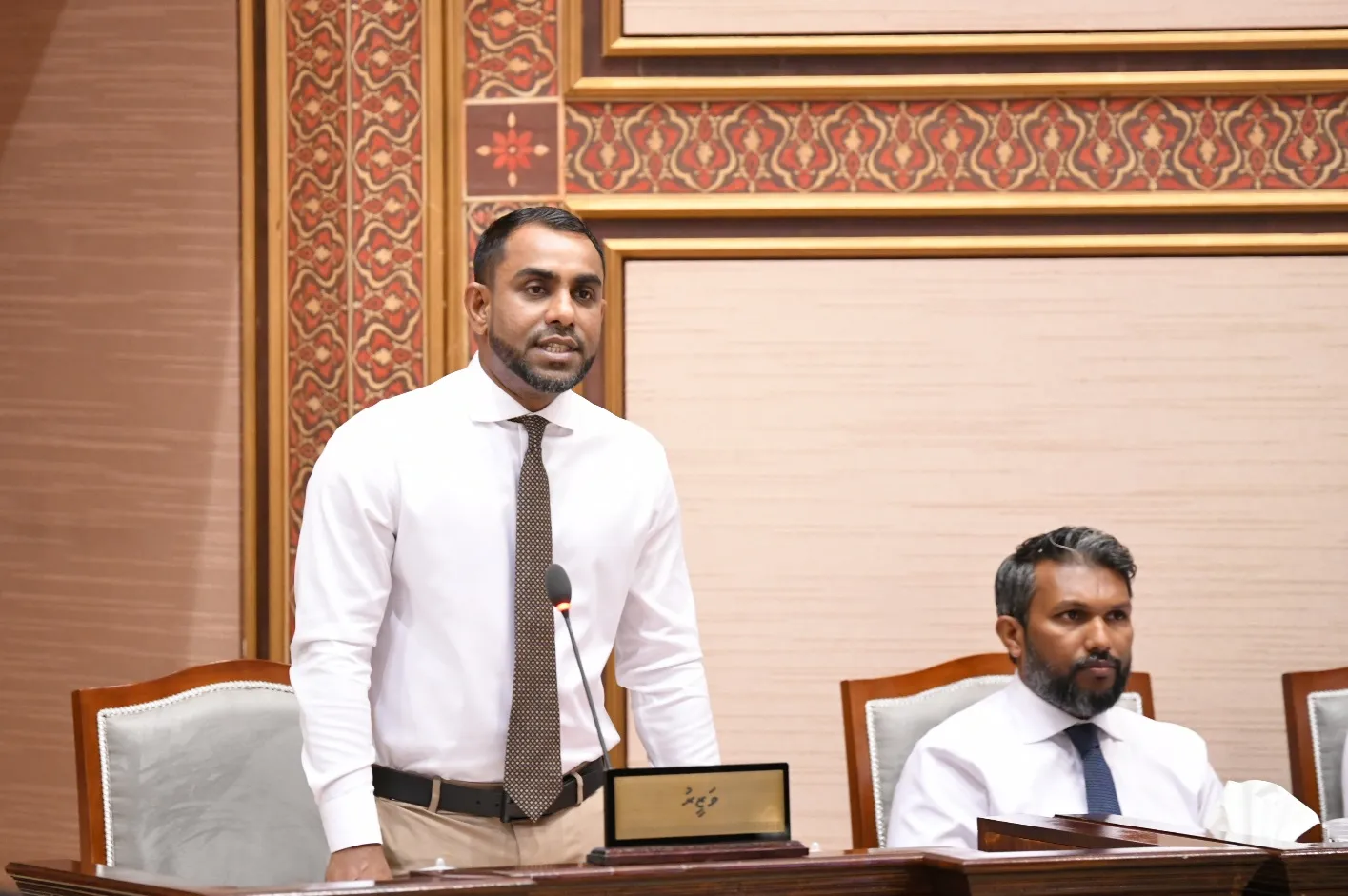 މިނިސްޓަރު ފައިސަލް މަޖިލީހުގައި.... ފޮޓޯ/ މަޖިލީހުގެ އިދާރާ