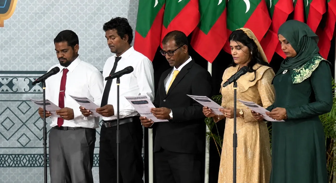 މަހިބަދޫ ކައުންސިލްގެ އައު ދައުރަށް ހޮވުނު ކައުންސިލަރުން ހުވާ ކުރަނީ