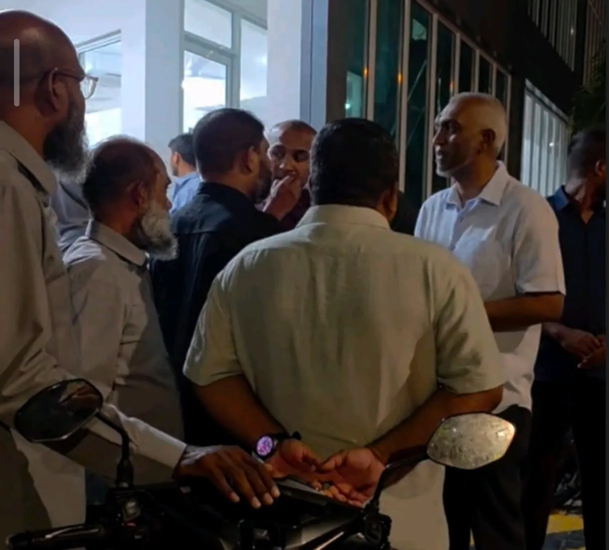 މުސާރައިގެ މައްސަލައިގައި ޖަމާޢަތްތެރިން އިހްތިޖާޖުކޮށްފި