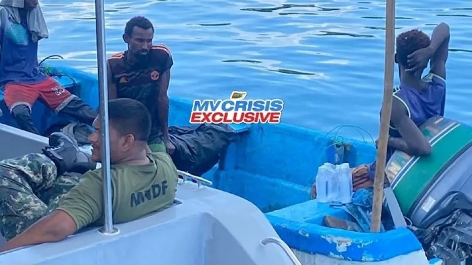 ފުވައްމުލަކު ކައިރިން ފެނުނު ސޯމާލިއާ މީހުން ތިބި ޑިންގީ-- ފޮޓޯ: އެމްވީ ކްރައިސިސް