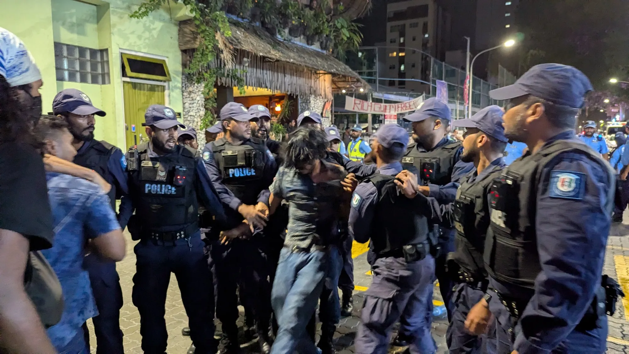 ޒުވާނަކު ހައްޔަރު ކޮށްގެން ގެންދަނީ -- ފޮޓޯ: ޖުނައިދު