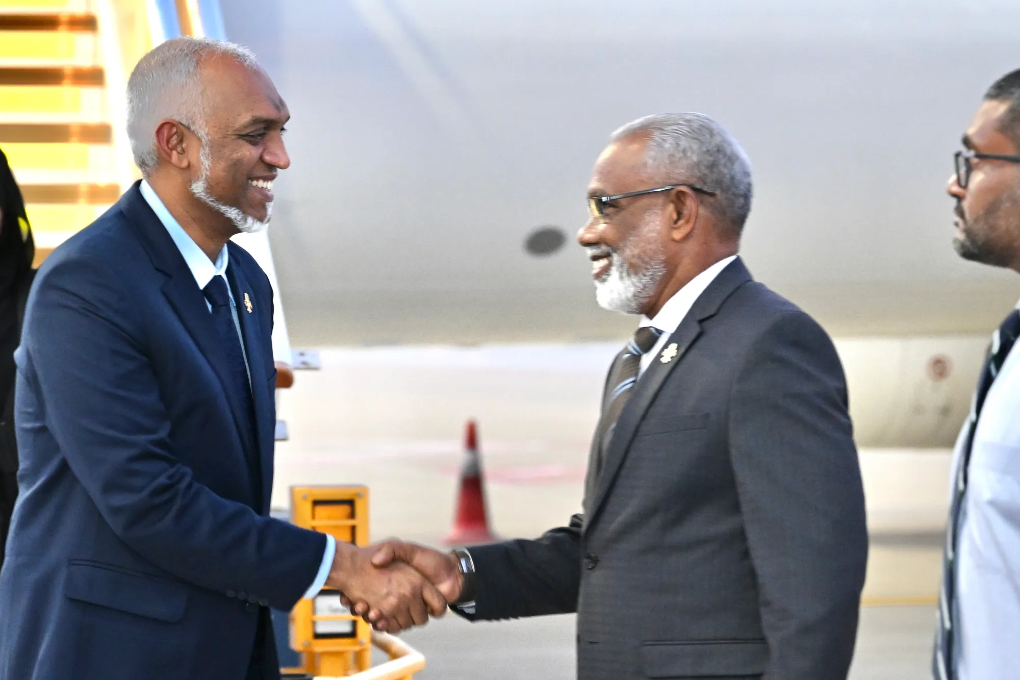 ރައީސް ޢުމްރާގެ އަޅުކަމަށްފަހު ރާއްޖެ ވަޑައިގެންނެވުން - ފޮޓޯ: ރައީސް އޮފީސް