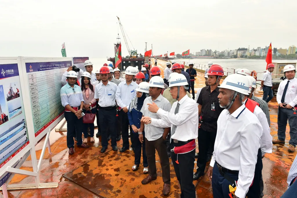 ސިނަމާލެ ބްރިޖުގެ މަސައްކަތް ކުރިއަށްދާ ގޮތް ރައީސް ޔާމީން އަދި ކެބިނެޓުން ބައްލަވާލައްވަނީ. ފޮޓޯ: ރައީސް އޮފީސް.