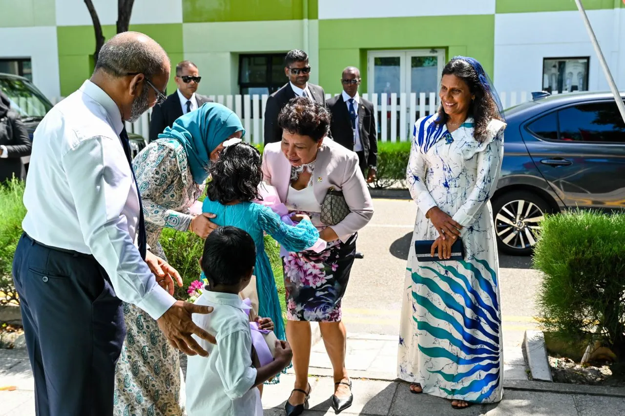 ސޭޝެލްސްގެ ރައީސްގެ އަނބިކަނބަލުން ފިޔަވައްޗަށް ޒިޔާރަތްކުރައްވައިފި