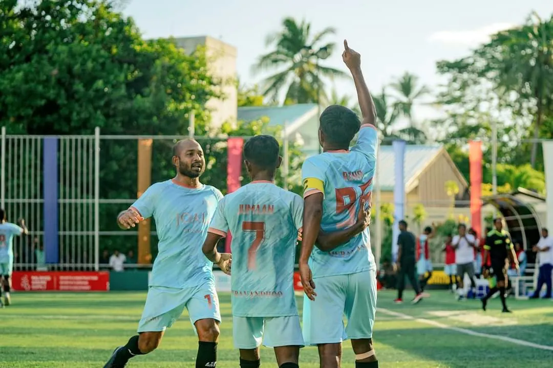 ޖޯލި މޯލްޑިވްސްގެ ކުޅުންތެރިން ހާޑްރޮކް ކޮޅަށް ލަނޑުޖެހުމަށްފަހު އުފާފާޅުކުރަނީ... ފޮޓޯ: ޓެކާސް ފޭސްބުކް