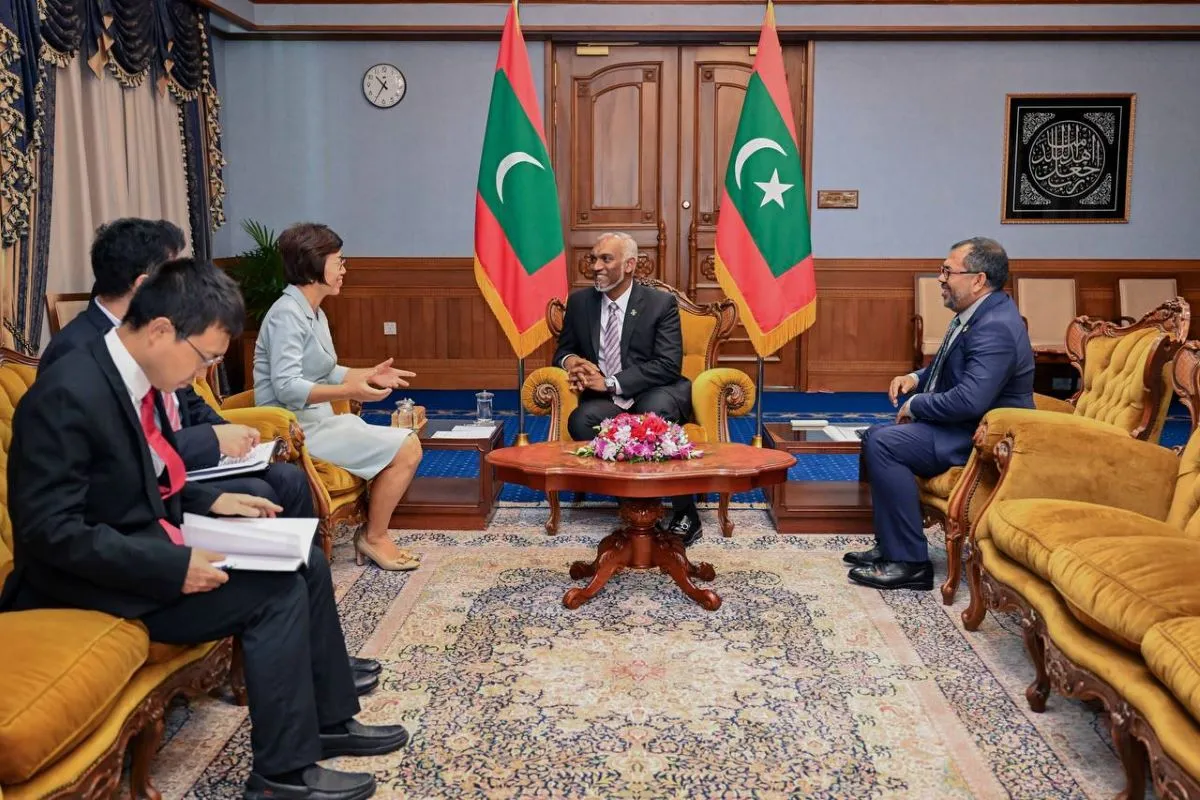 President Dr. Muizzu,  Ambassador Wang Lixin and Foreign Minister Moosa Zameer during the meeting today (Photo/ President's office)