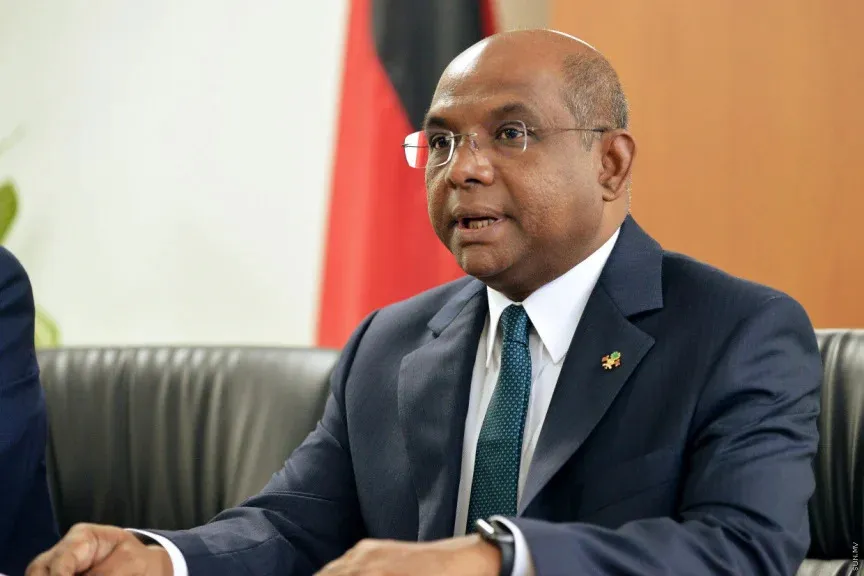 ޝާހިދުގެ ސިޓީއެއް އާ ފޮރިން މިނިސްޓަރު ޒަމީރަށް