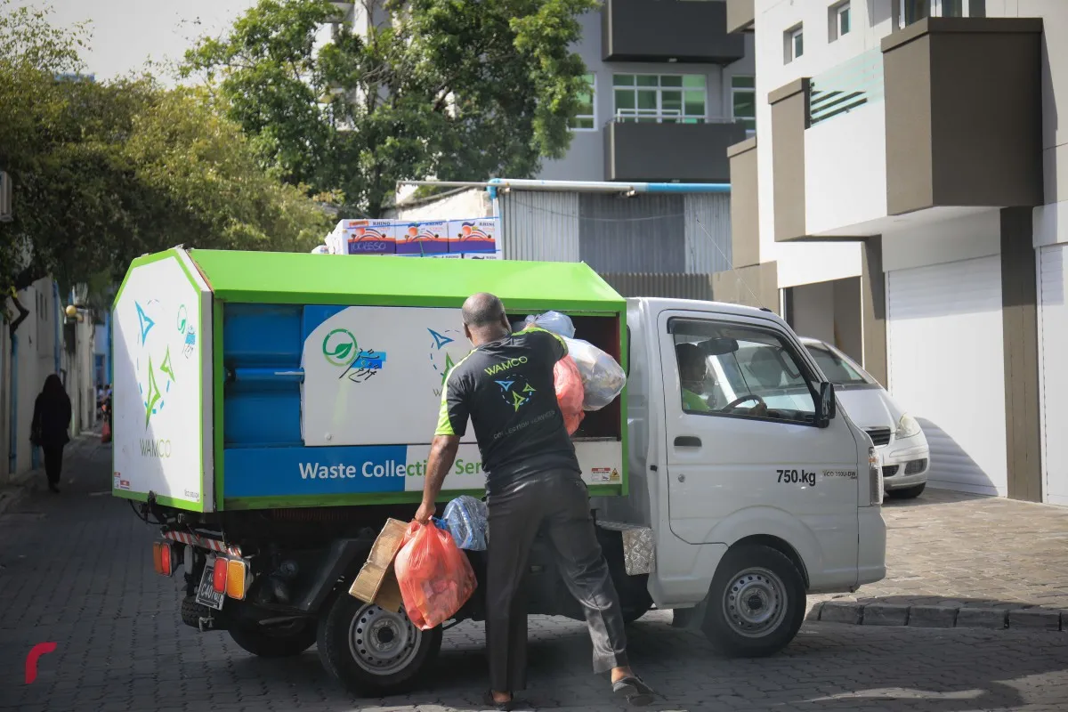 ވެމްކޯގެ މުވައްޒަފަކު މަސައްކަތުގައި -- ފޮޓޯ: ވެމްކޯ