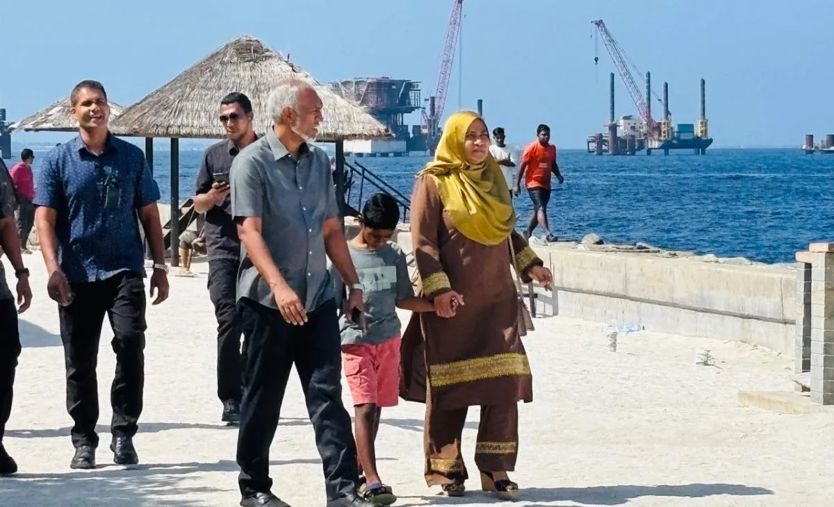 ރައީސް މުއިއްޒުގެ ދެކަނބަލުން ހަނގު ދަރިކަލުންނާއެކު ރަސްފަންނަށް ޒިޔާރާތްކުރައްވަނީ-- ފޮޓޯ/ އެކްސް