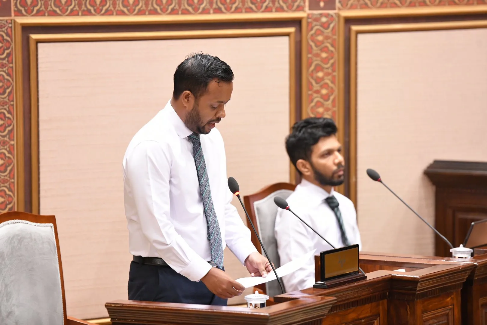 އިމާރާތް ކުރުމާއި، ބިނާރާ ބެހޭ ވުޒާރާގެ ވަޒީރު ޑރ. ޢަބްދުالله މުއްޠަލިބު: ފޮޓޯ/ މަޖިލިސް
