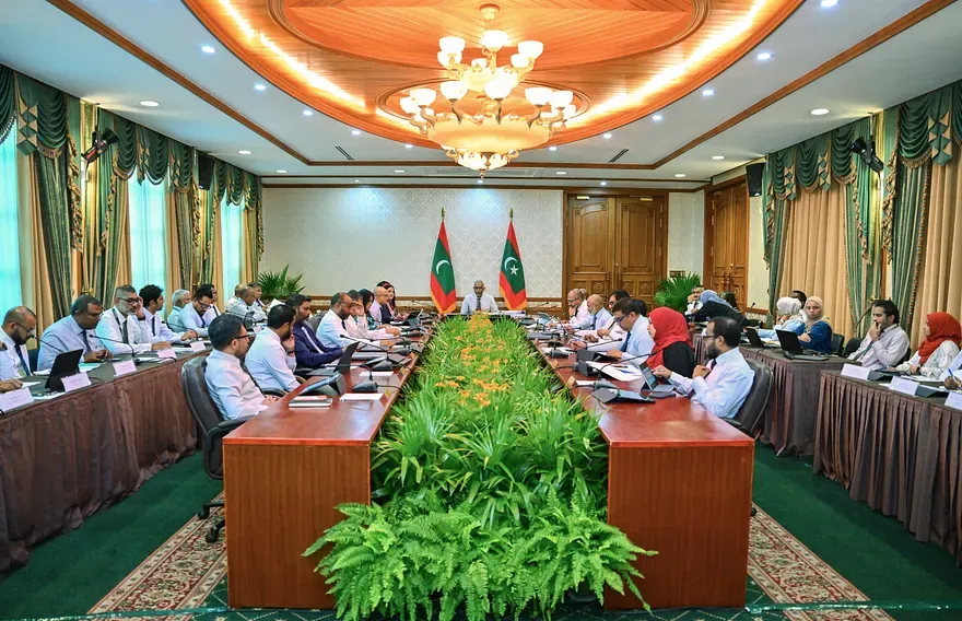 މަޑުޖެހިފައިހުރި މަޝްރޫއުތައް ހަލުވިކުރުމަށް ކުންފުނިތަކުގެ ވެރިންނާ އެކު ކެބިނެޓުން މަޝްވަރާކޮށްފި