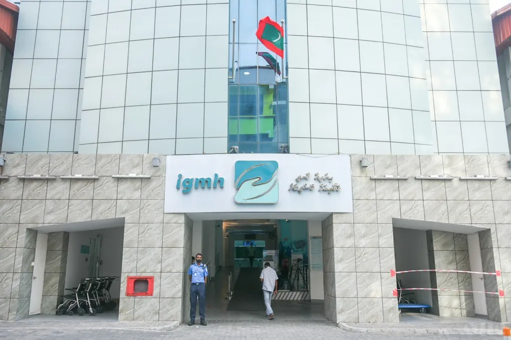 ކުޑަ ކުއްޖެއްގެ ފުއްޕާމެއިން ކުޅޭ އެއްޗެއްގެ ބައެއް ނަގައިފި