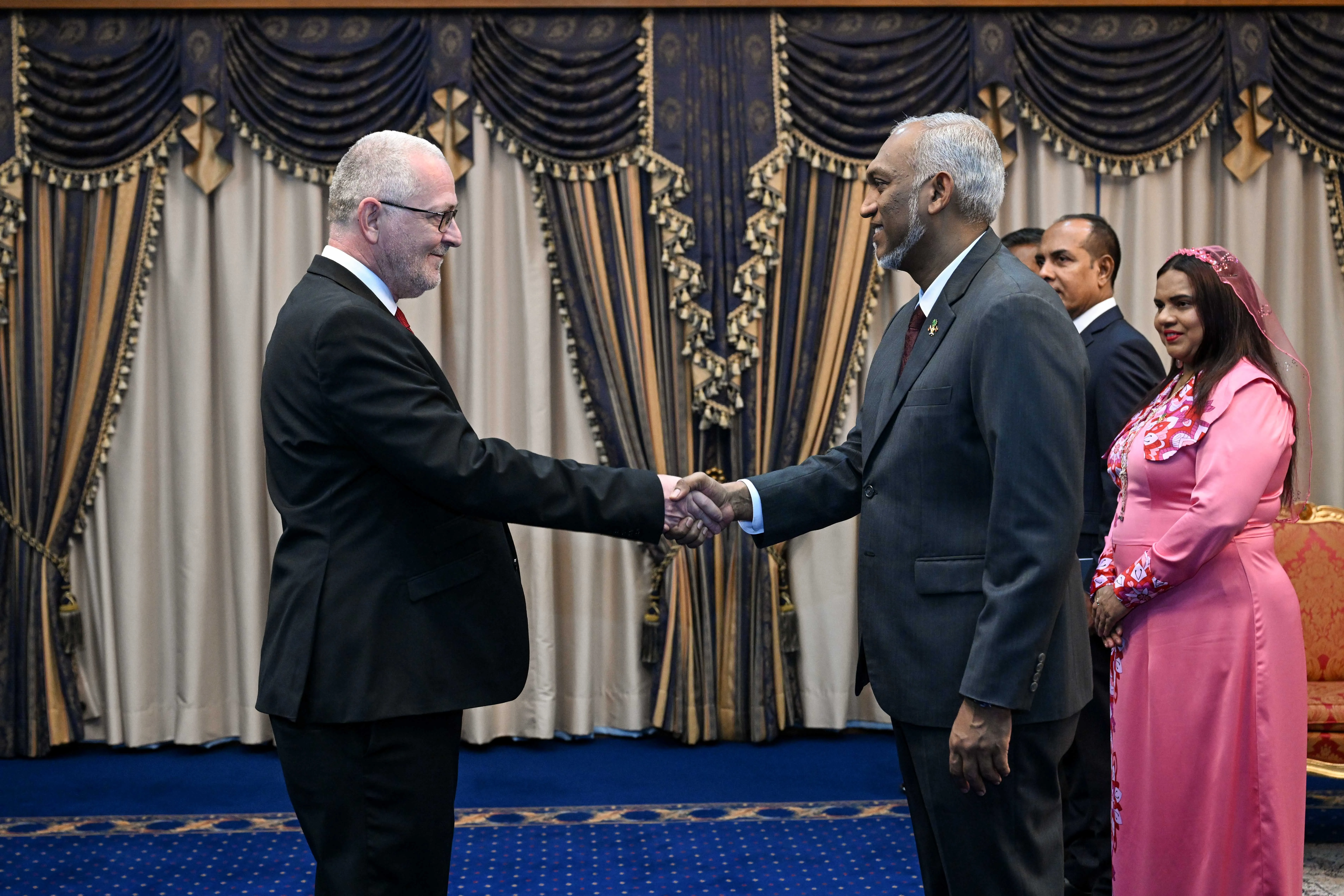 ސްލޮވޭނިއާގެ އައު ސަފީރު އެމަނިކުފާނުގެ ސަފީރުކަމުގެ ފަތްކޮޅު ރައީސުލްޖުމްހޫރިއްޔާއަށް އަރުވައިފި