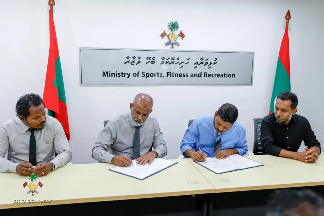 އެއްބަސްވުމުގައި ސޮއިކުރަން ބޭއްވުނު ރަސްމިއްޔާތުގެ ތެރެއިން... ފޮޓޯ: ސްޕޯޓްސް މިނިސްޓްރީ