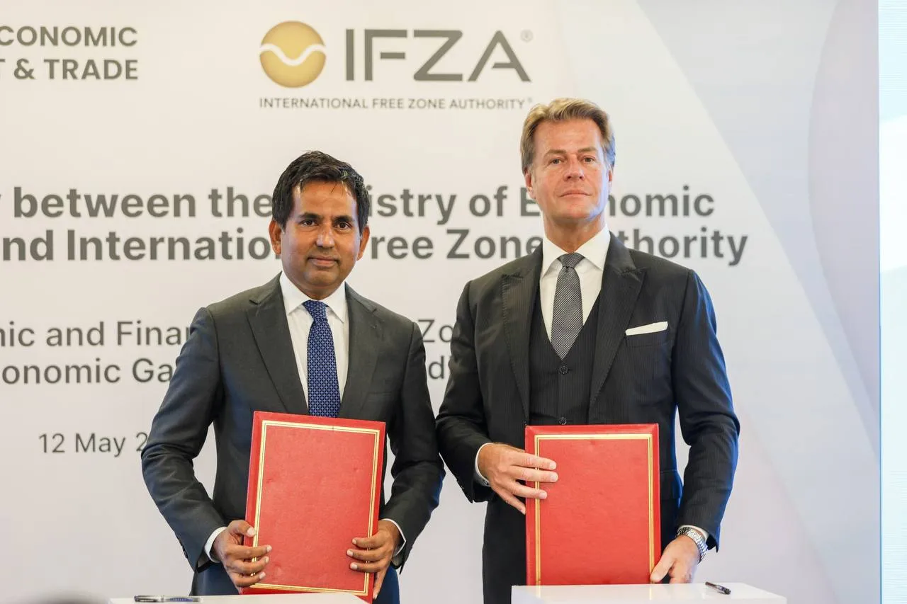 Maldives' Economic Minister Mohamed Saeed and IFZA's Chairman Martin Pedersen during the signing ceremony today (Photo/Adhadhu)
