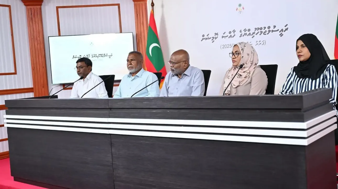 ހައްވާ ޔުމްނު ރަޝީދު ވެއްޓުނު ހާދިސާ ތަހުގީގު ކުރުމަށް އުފެއްދި ރިޔާސީ ކޮމިޝަންއިން ބޭއްވި ފުރަތަމަ ނޫސްވެރިންގެ ބައްދަލުވުމުގެ ތެރއިން (ފޮޓޯ/ ރައީސް އޮފީސް)