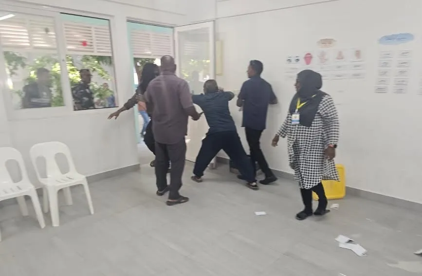 އެމްޑީޕީ ޗެއާޕާސަން އިންތިޚާބު: ފިޔޯރީގައި ބެހެއްޓި ވޯޓްފޮށި ފަޅާލައިފި، ބޮޑު ހަމަނުޖެހުމެއް