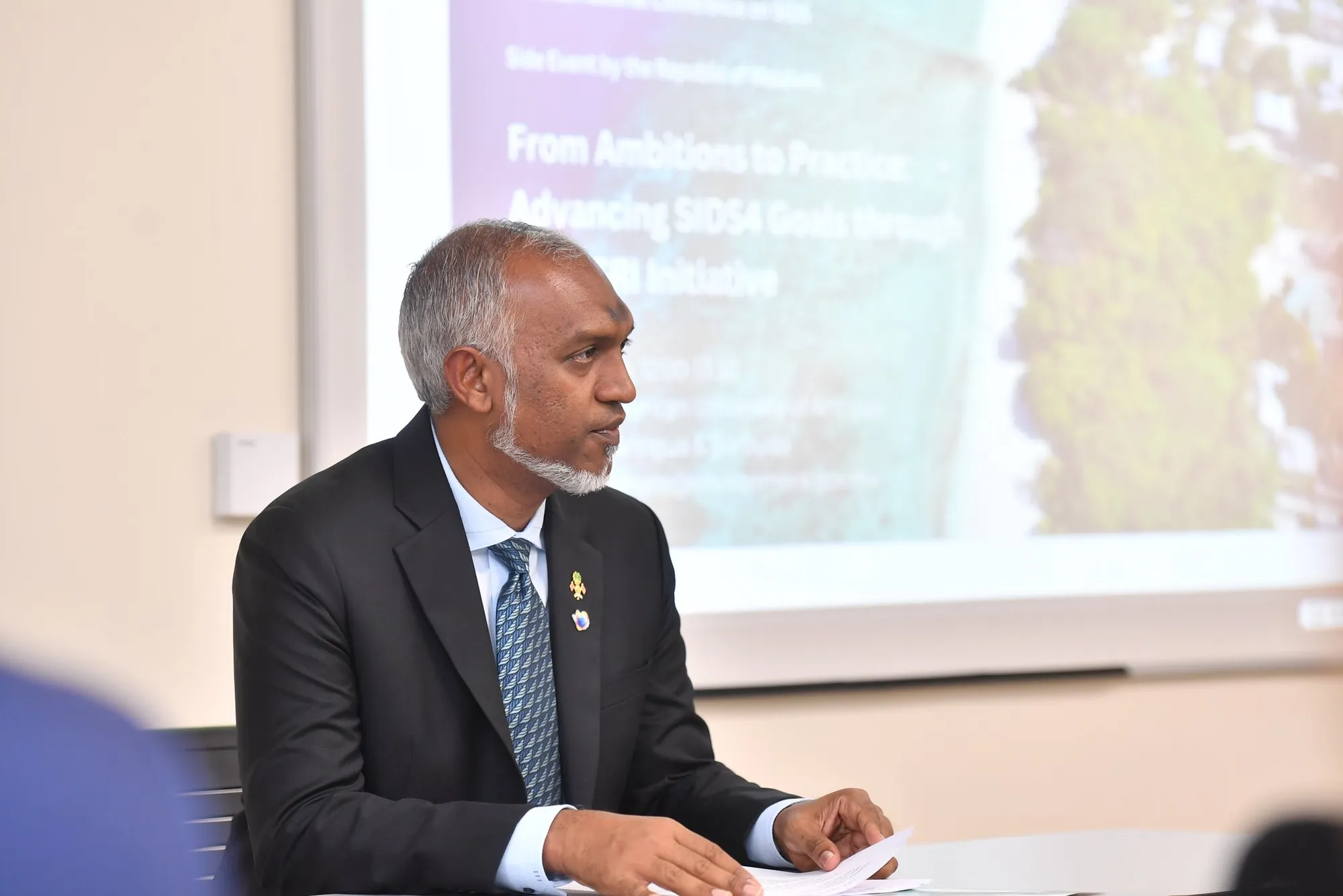 ސިޑްސްގެ ހަވާސާގައި ބޭއްވި "ފްރޮމް އެމްބިޝަން ޓު ޕްރެކްޓިސް: އެޑްވާންސިންގ ސިޑްސް4 ގޯލްސް ތްރޫ ދި ކްލައިމެޓް ސްމާޓް ރެޒިލިއެންޓް އައިލެންޑް (ސީ.އެސް.އާރު.އައި) އިނިޝިއޭޓިވް" ސެޝަންގައި ރައީސް ޑރ މުޢިއްޒު ވާހަކަދައްކަވަނީ: ފޮޓޯ/ ރައީސް އޮފީސް