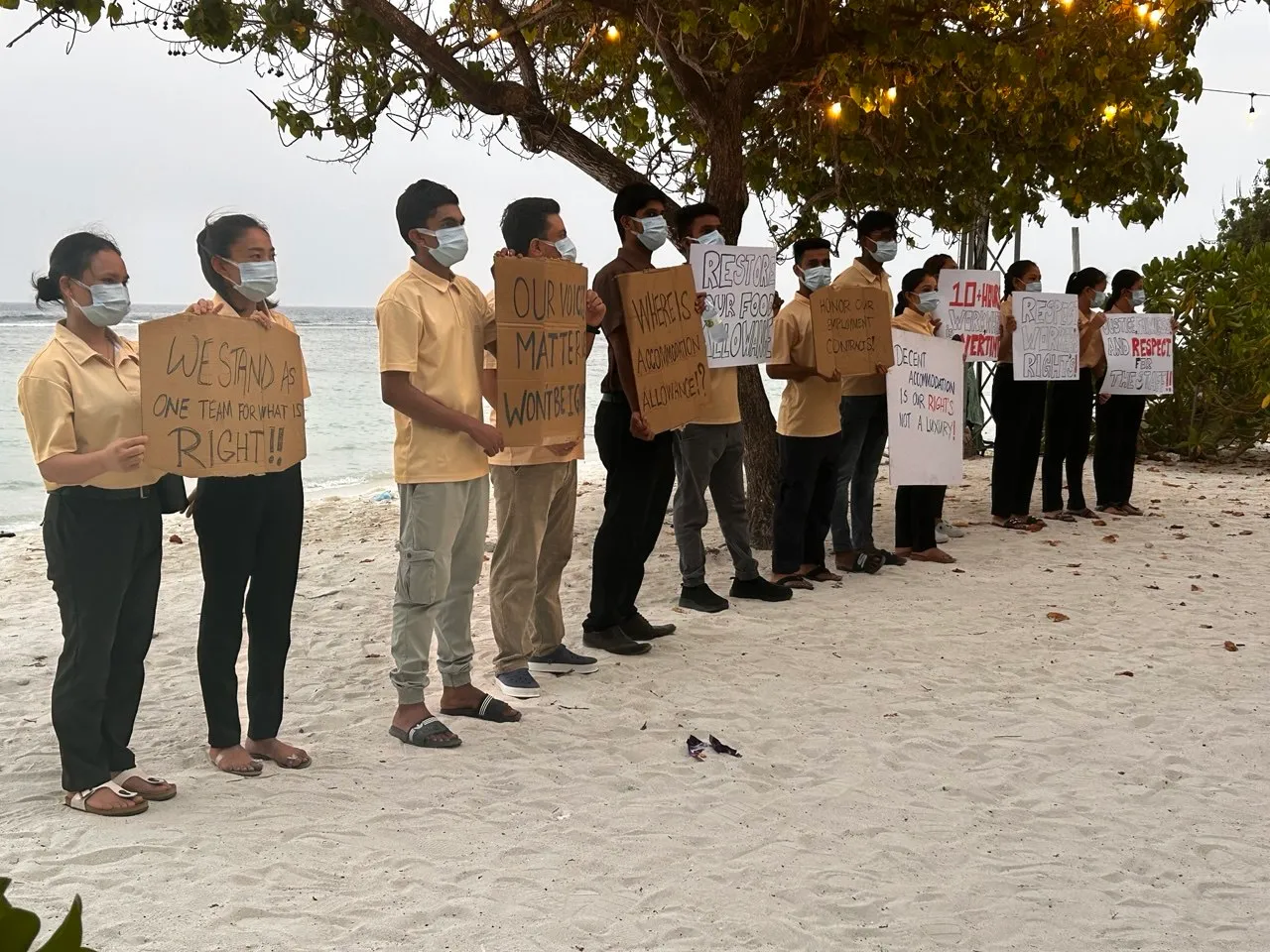 ޢިނާޔަތްތައް ކަނޑާލުމުން ރިވެލި ބީޗް ކްލަބް އެންޑް ރެސްޓޯރެންޓްގެ މުވައްޒަފުން މުޒާހަރާކޮށްފި