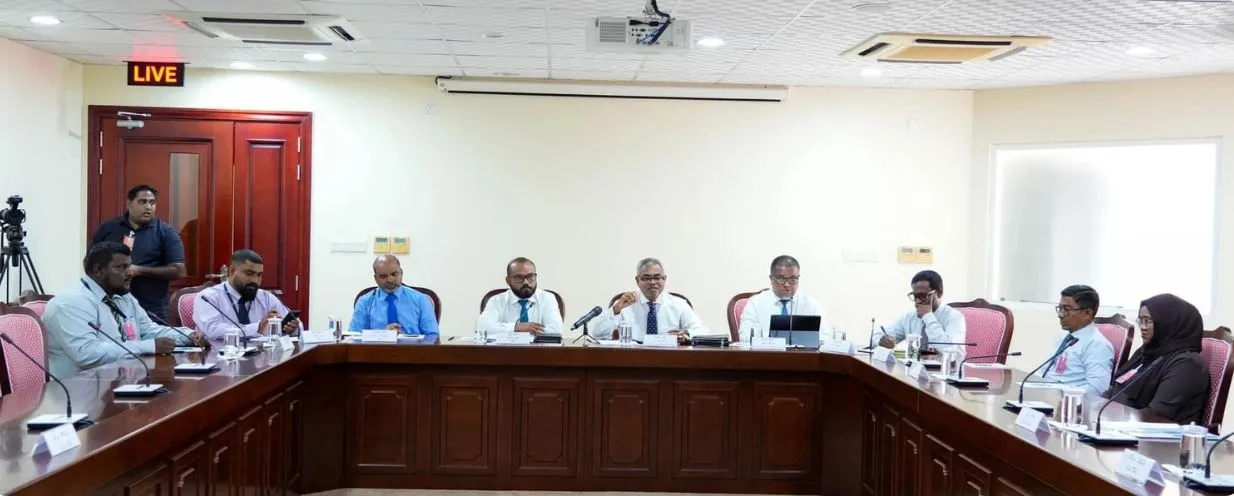 މިސްކިތްތަކުގައި ސޯލާ ޕެނަލް ހަރުކުރުމާ ގުޅޭގޮތުން ކޮމިޓީން މިނިސްޓްރީ އާ ބައްދަލުކޮށްފި