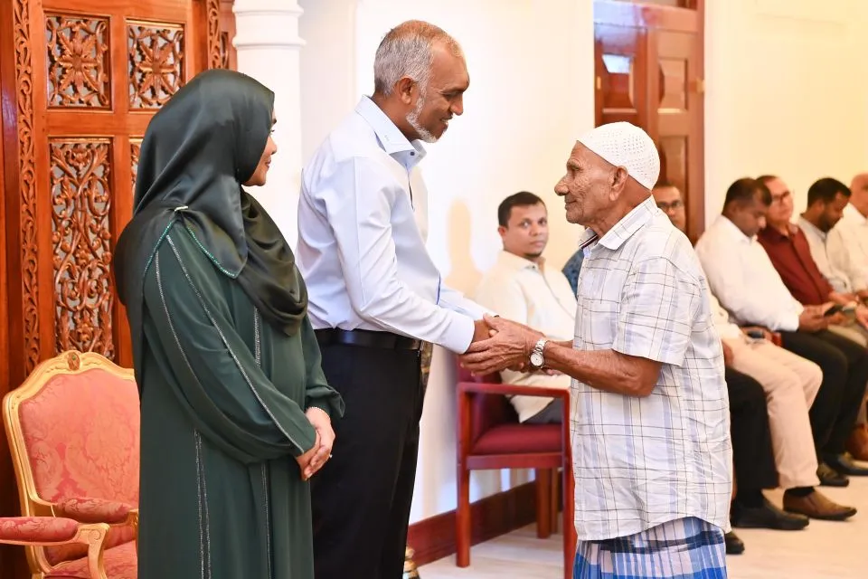 ރައީސް މުޢިއްޒު ޢީދު ސަލާމް ކުރައްވަނީ