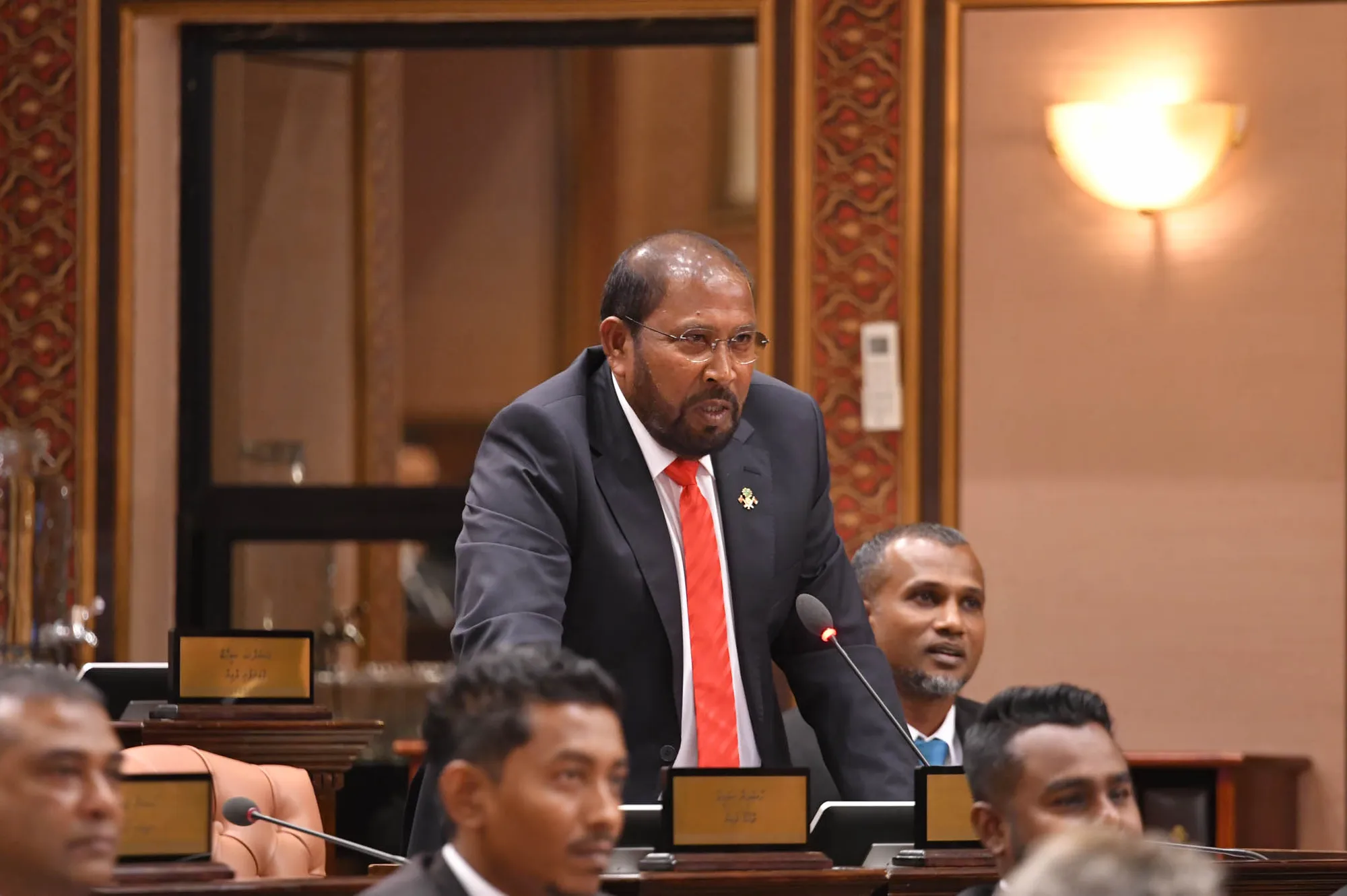 މަޖިލީހުގެ ޖަލްސާއެއްގައި މާމިގިލީ ދާއިރާގެ މެންބަރު ގާސިމް އިބްރާހީމް ވާހަކަ ދައްކަވަނީ: ފޮޓޯ/ މަޖިލިސް