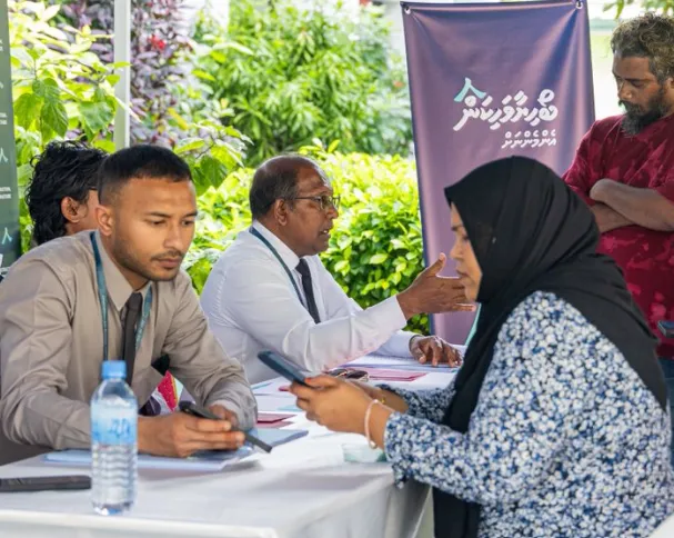 ފުލެޓާއުި ގޯއްޗަށް ފޯމުހުށަހެޅުމާއި މައުލޫމާތު ސާފުކުރުން ދަރުބާރުގޭގައި/ ގޮޓޯ: ކޮންސްޓްރަކްޝަން ހައުސިން އެންޑް އިންފްރަސްޓްރަކްޗާ މިނިސްޓްރީ