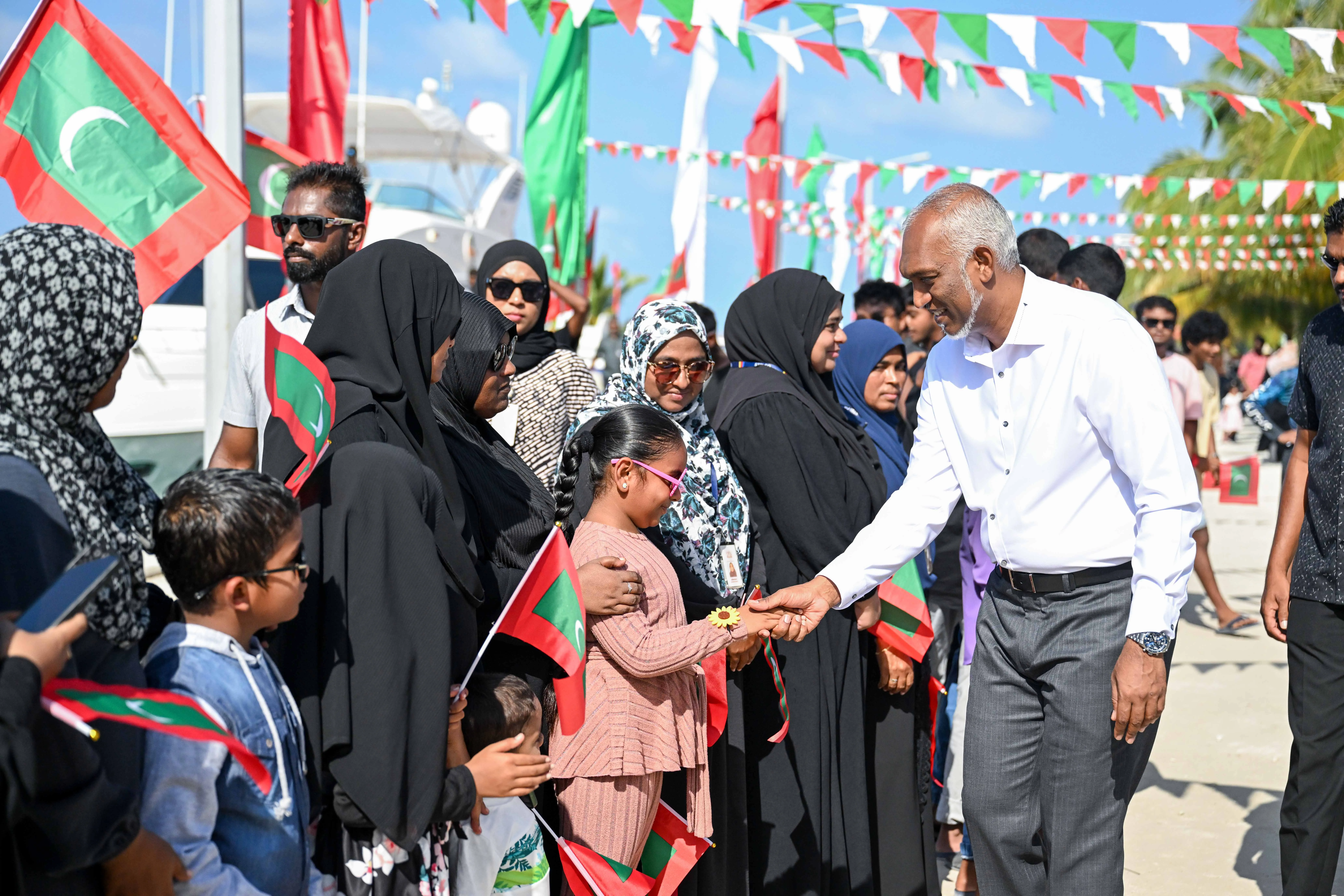 ރައީސް ޑރ. މުޙައްމަދު މުޢިއްޒު ކުނބުރުދޫއަށް ކުރެއްވި ދަތުރުފުޅުގެ ތެރެއިން / ފޮޓޯ: ރައީސް އޮފީސް