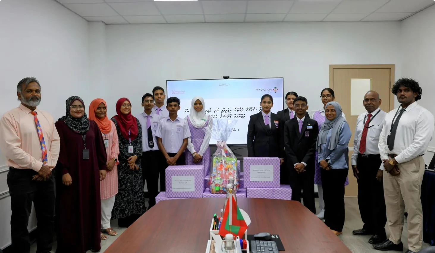 ހިރިޔާ ސްކޫލުގެ ދަރިވަރުން ދައުލަތުގެ ބެލުމުގެ ދަށުގައި ތިބި ކުދިންނަށް ތަކެތި ހަދިޔާކޮށްފި