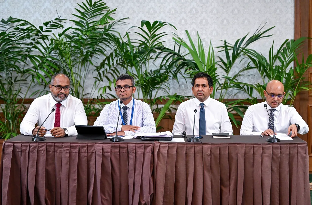 ޑޮލަރުން މުސާރަދިނުން ހުއްޓުވައި، ހުރިހާ މުޢާމަލާތެއް ރުފިޔާއިން ކުރާގޮތް ހަދަނީ