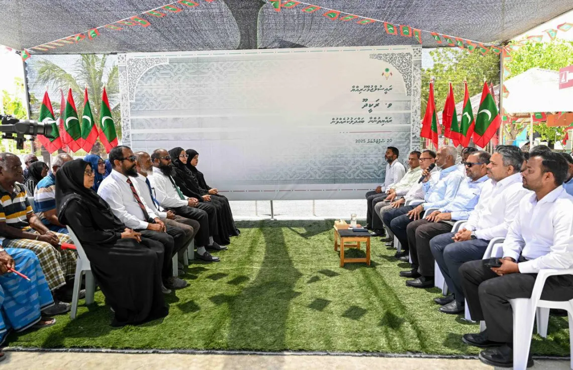 ރައީސް ޑރ. މުޙައްމަދު މުޢިއްޒު ވ. ރަކީދޫގެ ރައްޔިތުންނާއި ބައްދަލުކުރައްވަނީ -- ފޮޓޯ: ރައީސް އޮފީސް