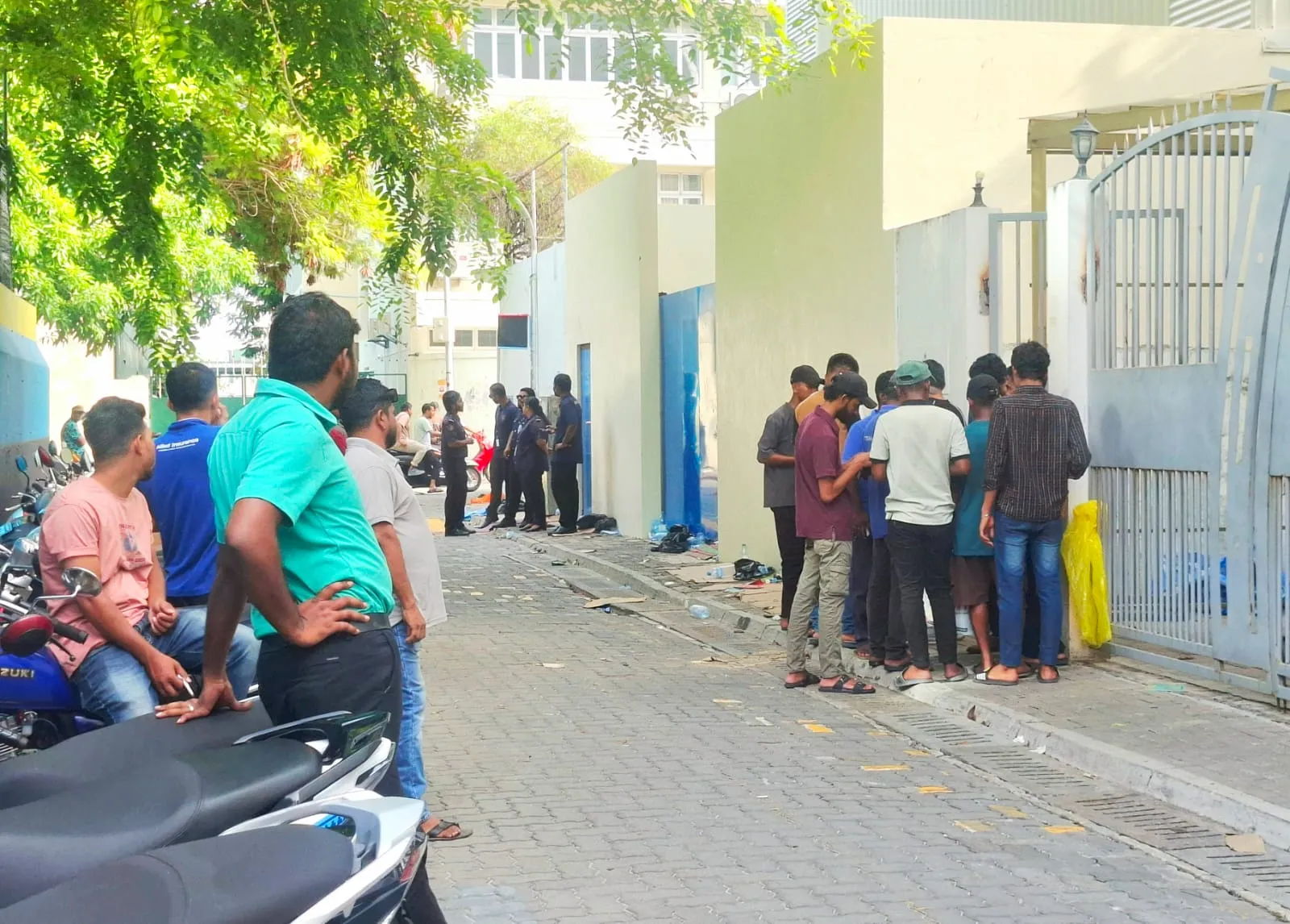 ބަޔޯމެޓްރިކްސް ނެގުމަށް ގޮސްތިބި ބިދޭސީންތަކެއް...