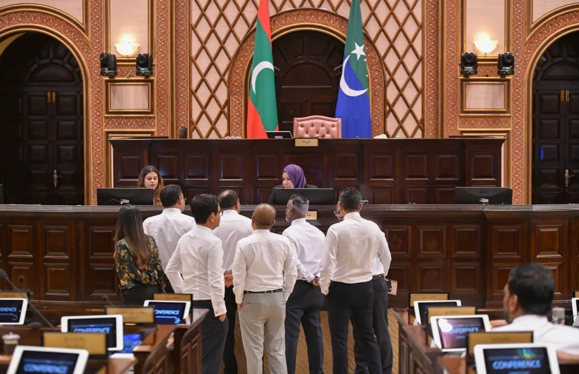 އެމްޑީޕީ މެންބަރުންގެ ފަރާތުން ފެނުނު ޢަމަލުތަކުގައި ޖިނާއީ ކުށެއް ވާނަމަ އެކަން ބަލަން ޑިމޮކްރެޓްސްއިން ގޮވާލައިފި!