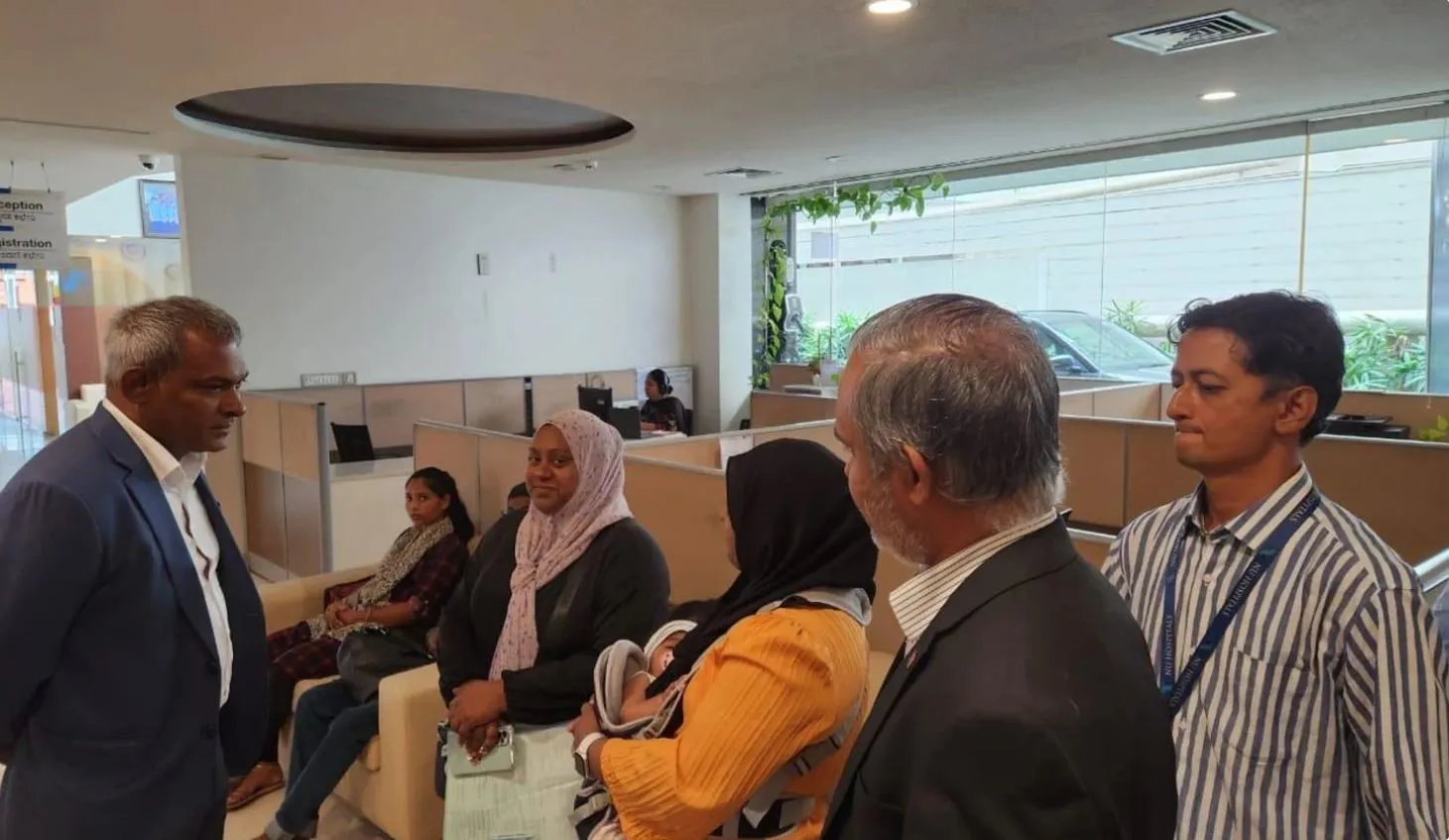 އެންޔޫ ހޮސްޕިޓަލްގައި ފަރުވާ ހޯދަމުންގެންދަވާ ދިވެހިންނާ ސަފީރު ޝަހީބު ބައްދަލުކުރައްވައި ހާލުބައްލަވާލައްވައިފި