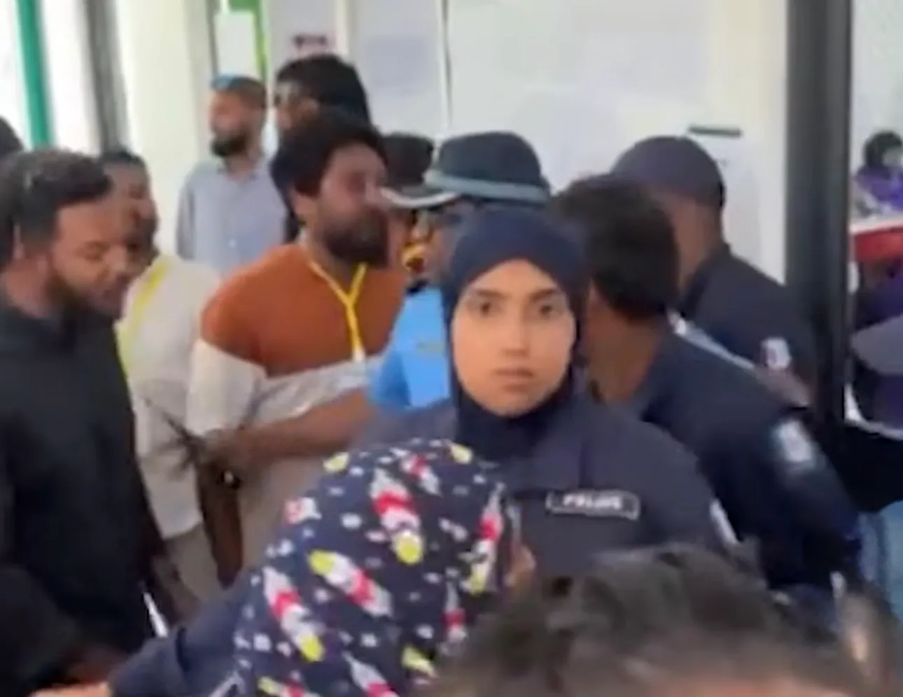 އަމީނިއްޔާގައި ހުރި ބޫތަކުން ވޯޓު ކަރުދާސް ފެންނާތީ ހަމަނުޖެހުން ހިންގަން ފަށައިފި