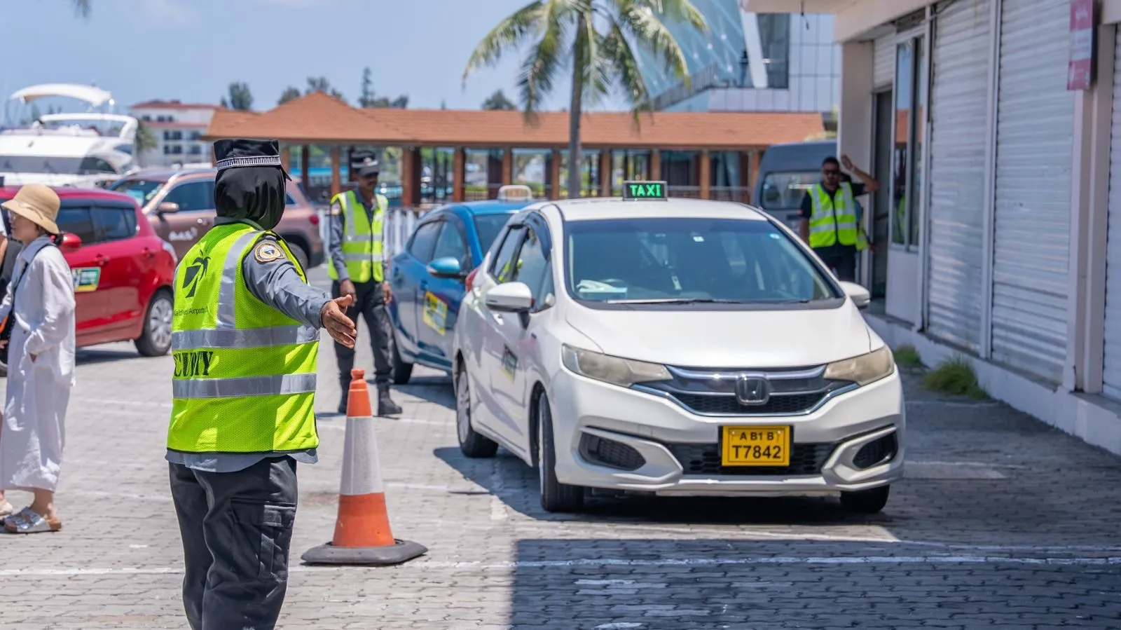 އެއާޕޯޓް ސަރަހައްދުގައި ޓެކްސީއެއް ދުއްވަނީ: ފޮޓޯ/ އެމްއޭސީއެލް