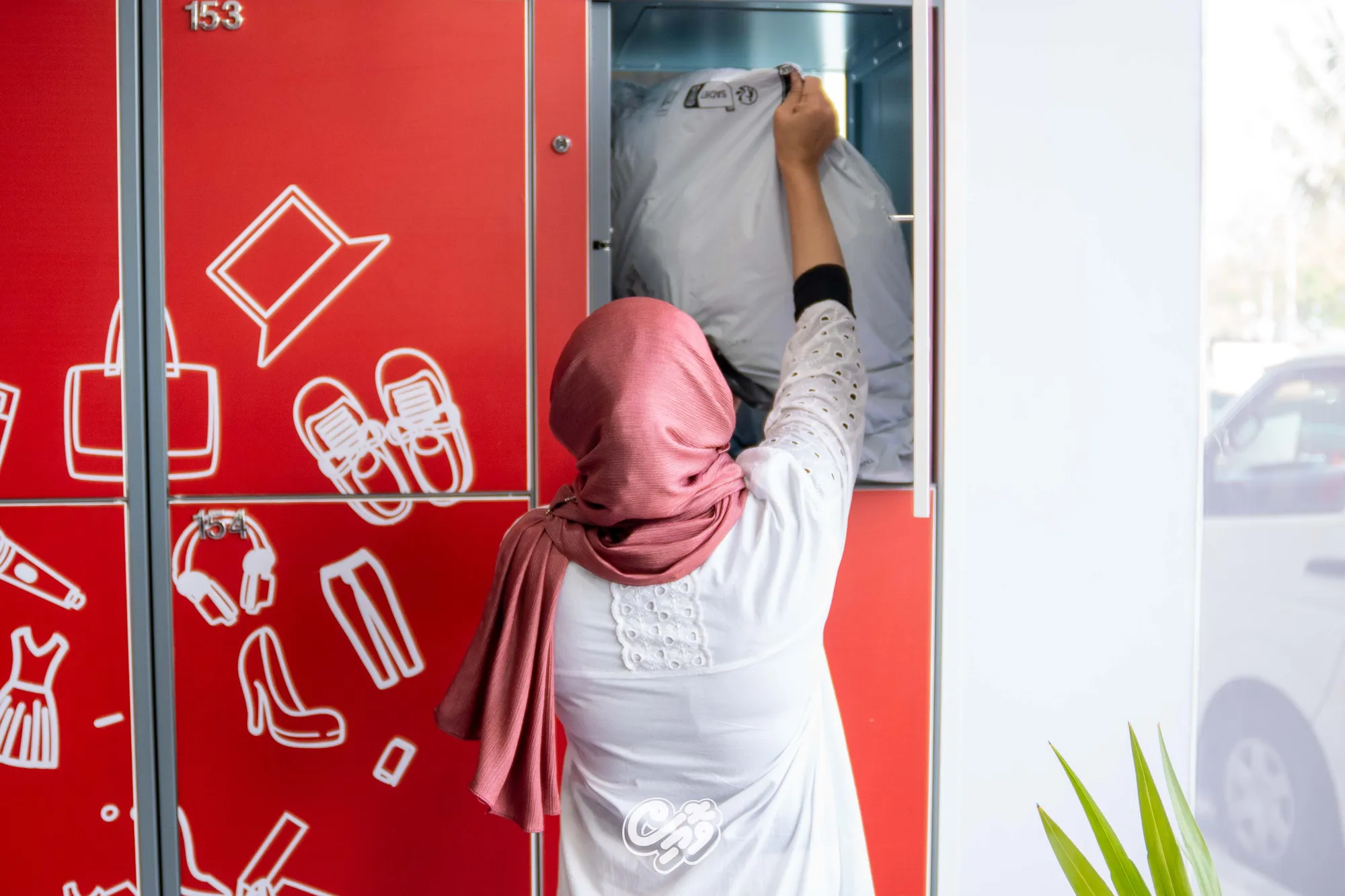 ޕޯސްޓް އޮފީހުގެ ތިރީބައިގައި ޕިކްޕޯސްޓެއް ހުޅުވުން