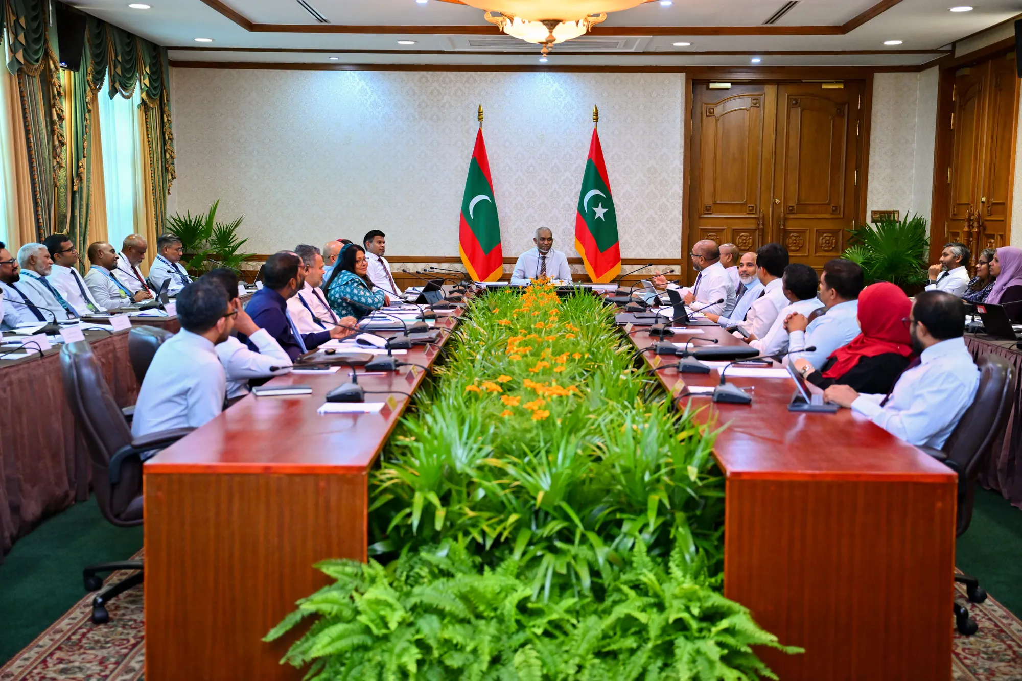 ރައީސް ޑރ. މުހައްދު މުއިއްޒު ކެބިނެޓާއި ސަރުކާރު ކުންފުނިތަކުހެ އިސްވެރިންނާ ބައްދަލު ކުރައްވަނީ

-- ފޮޓޯ : ރައީސް އޮފީސް 