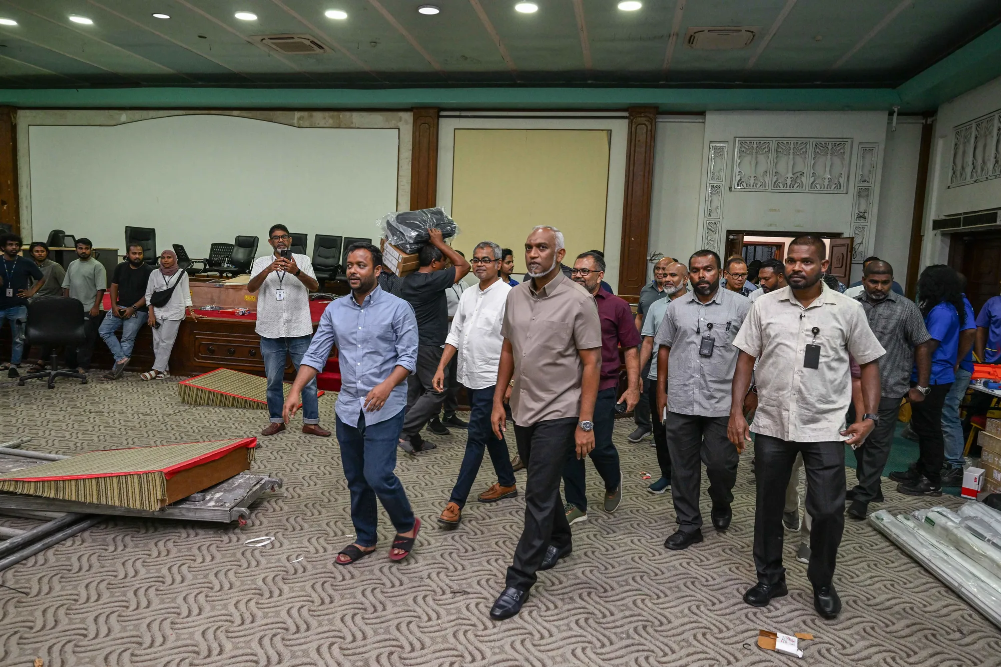 ދަރުބާރުގެއަށް ބަދަލުކުރި ވުޒާރާތަކުން ހިދުމަތް ދިނުމަށް ވަމުންދާ ތައްޔާރީތައް ރައީސް ޑރ.މުއިއްޒު ބައްލަވާލައްވަނީ.. ފޮޓޯ:ރައީސް އޮފީސް